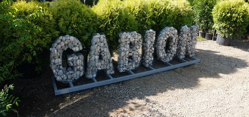 Kamienne litery tworzące słowo 'GABION'